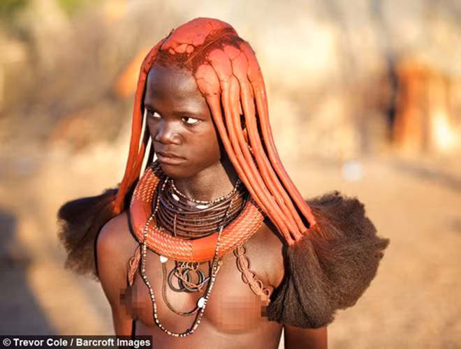 Trong nhiều thế kỷ, phụ nữ Himba đã trộn chất béo của sữa với đất sét đỏ và cây bụi omuzumba để tạo thành một hỗn hợp đắp lên da, do vậy, những người phụ nữ ở đây không cần tắm rửa và mặc quần áo