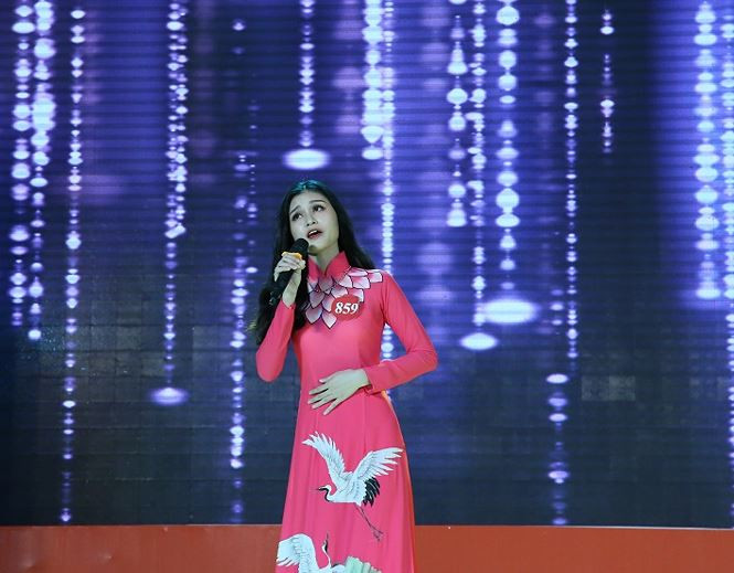 SBD 859 Lê Thị Phương Đoan, chuyên ngành Luật Kinh tế, Đại học Công nghiệp TPHCM thể hiện tiết mục hát. Ước mơ trở thành nữ luật sư tương lai góp phần cho xã hội ngày càng tốt đẹp hơn