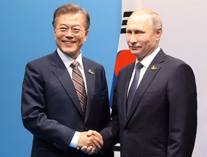Ông Moon và ông Putin bắt tay tại Hội nghị thượng đỉnh G-20 tổ chức tại Hamburg,Đức (07/2017)