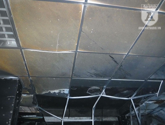 Lớp phủ trần nhà bị lửa làm co giãn, các thanh nhựa ráp nối giữa các miếng trần nhà bị bung ra, biến dạng
