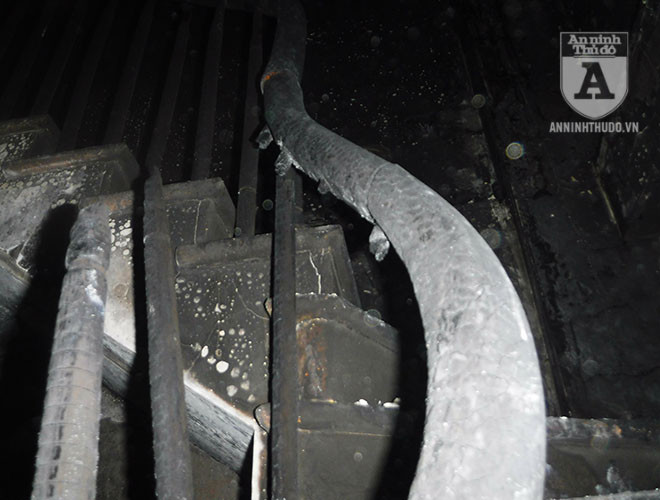 Lan can cầu thang lên tầng 3 bị lửa thiêu đen sì, nhiều thanh đỡ bị rơi xuống, xiêu vẹo