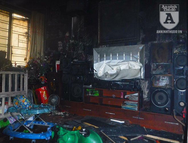 Các thiết bị điện tử trong phòng như ti vi, dàn âm thanh đều bị lửa thiêu hỏng