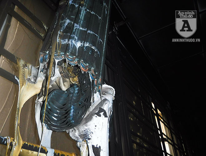 Rèm cửa bị cháy co quắp lại, dính chặt vào song sắt cửa sổ