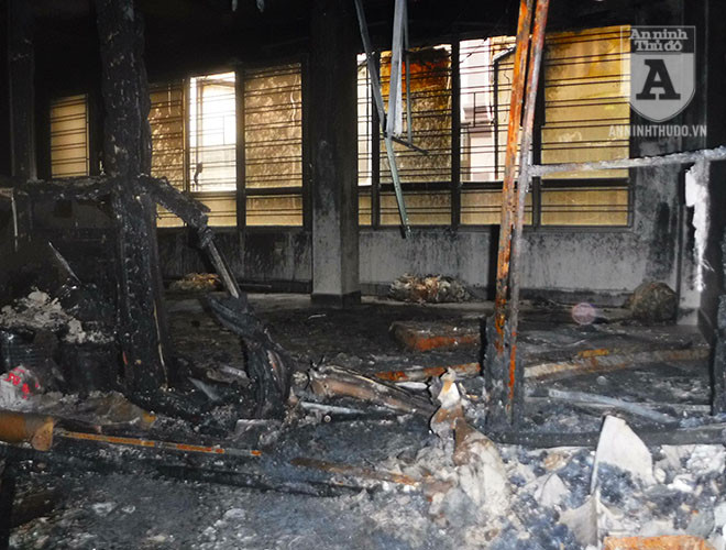 Quang cảnh ở tầng 2, khung nhôm ngăn cách giữa các phòng bị cháy đen, biến rạng