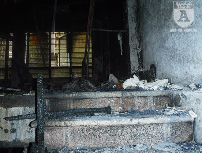 Đầu cầu thang tầng 2, lan can cầu thang đã bị thiêu thành tro bụi, từng bậc thềm tro phù dày, khiến việc di chuyển gặp nhiều khó khăn