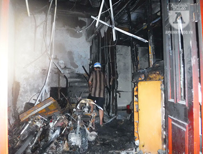 Trần nhà bị ám muội đen sì, các thanh gắn trên trần treo lủng lẳng, chỉ có một cầu thang duy nhất để lên xuống giữa các tầng