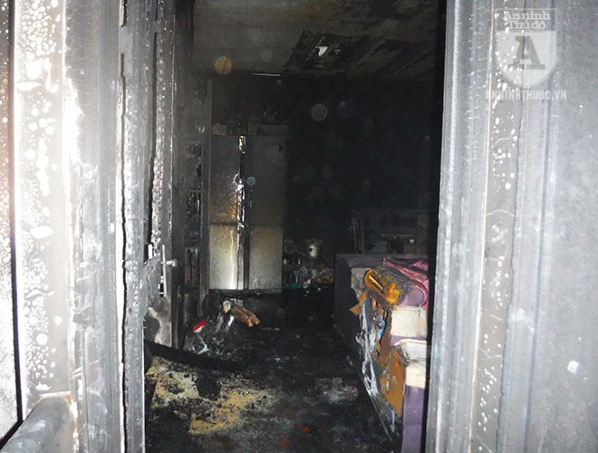 Mọi thứ trong căn phòng đều bị lửa làm thiệt hại, hỏng hóc, lửa cháy dữ dội khiến sàn nhà bị ám đen. Căn phòng này, gia đình ông Hào cho khách thuê