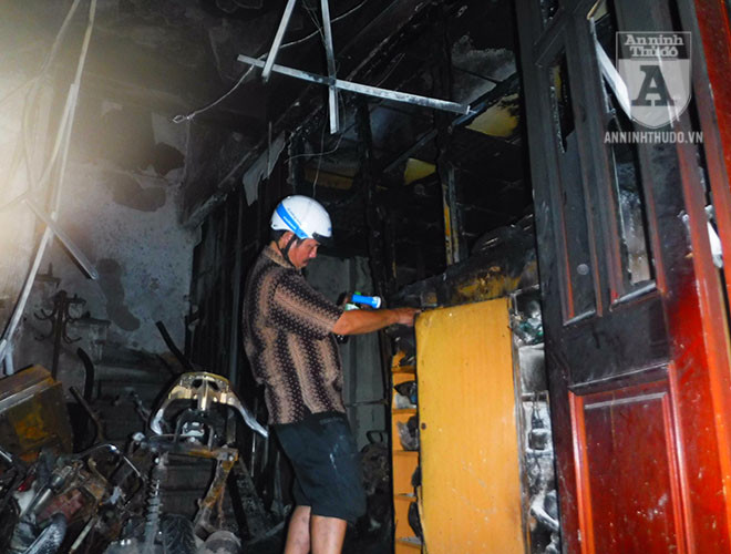 Ông Hào bần thần, tìm lại những gì còn sót lại ở tủ sau vụ cháy kinh hoàng xảy ra buổi sáng