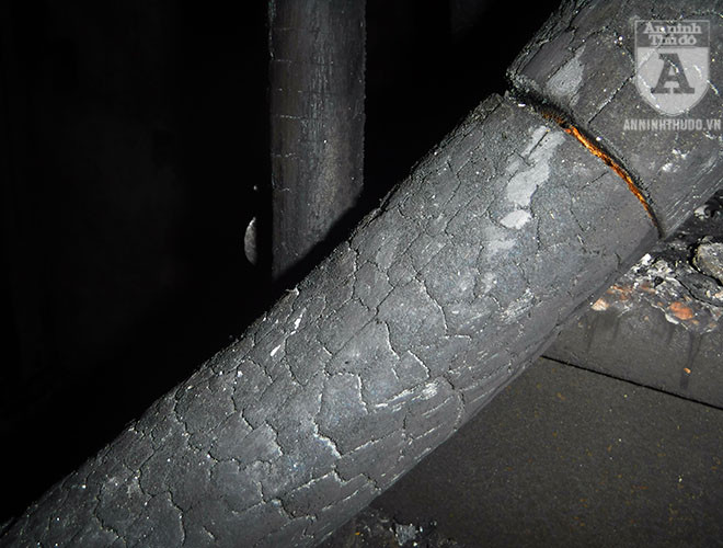 Một đoạn lan can bằng gỗ bị gãy rơi xuống bậc cầu thang