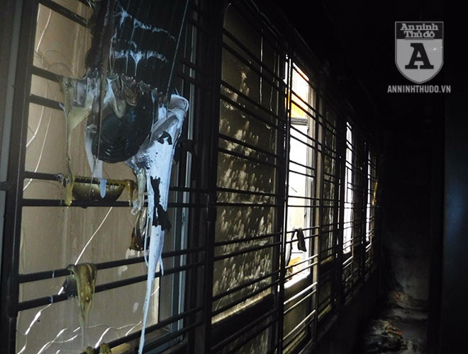 Khu vực cửa kính ở tầng 2 nứt, vỡ, với những song chắn bằng sắt gây khó khăn trong việc thoát hiểm