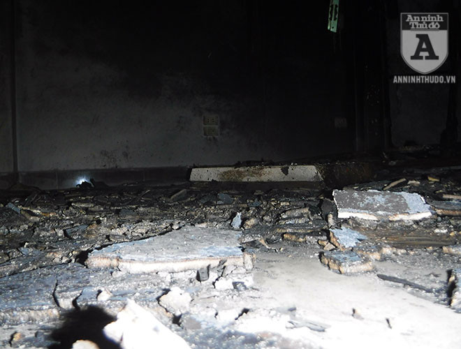 Các miếng thạch cao từ trên trần nhà rơi xuống vỡ, vương vãi trên nền nhà