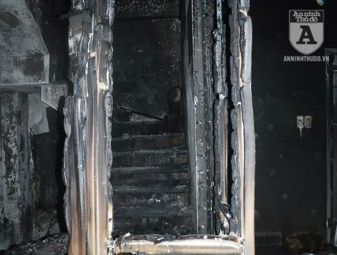 Cửa ra vào lên tầng thang tầng 3 bị lửa nung cháy đen, phần kính ở giữa bị nhiệt độ cao làm cho bể
