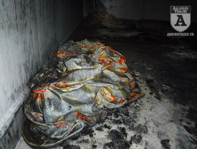 Miếng rèm cửa bị cháy, rơi xuống nền nhà