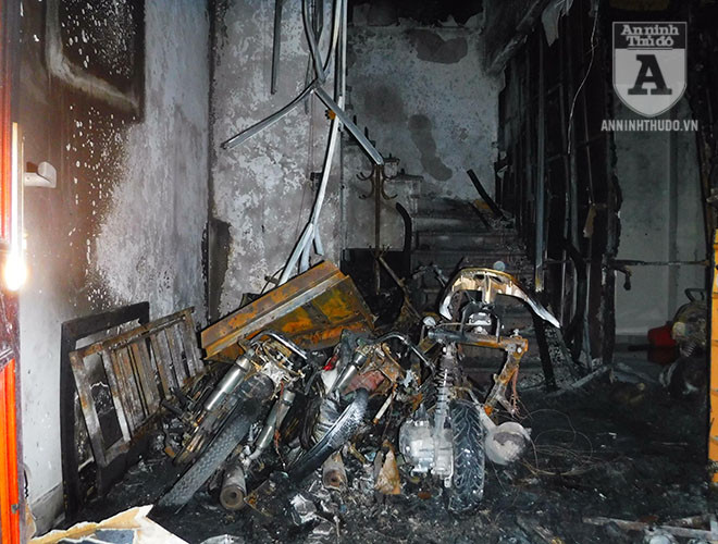 3 chiếc xe máy bị thiêu rụi hoàn toàn ở tầng 1, đây là tầng để xe của gia đình ông và khách thuê nhà