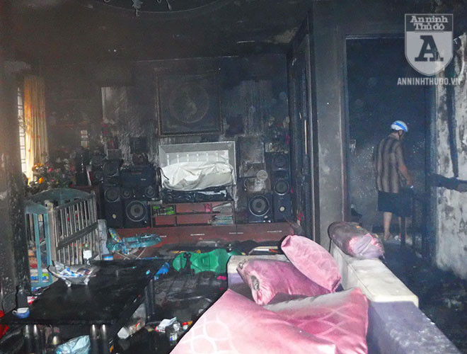 Mọi đồ dùng trong căn phòng lộn xộn, lửa ám đen cả 4 phía mặt tường và cả trên trần nhà. Các phòng ở tầng 4, 5, 6 cũng trong trạng thái tương tự