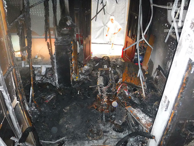 Khung cảnh tan hoang ở tầng một, nơi đám cháy bùng phát, rồi lan rộng lên các tầng còn lại của ngôi nhà