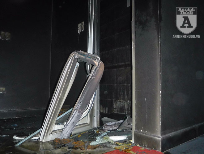 Cửa nhà vệ sinh bị cháy biến dạng, kính bị vỡ, mặt tường đá hoa bên trong và cả mặt tường bên ngoài bị lửa ám đen sì