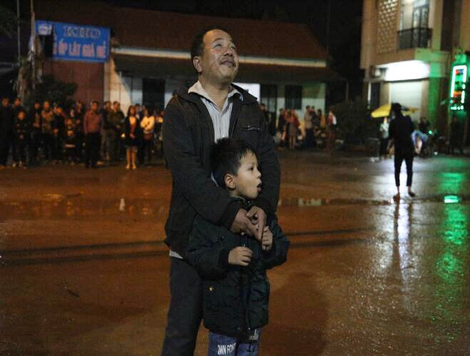 Bên cạnh đó, đón giao thừa cùng người thân được coi là lời chúc tốt đẹp nhất, biểu tượng cho sự bình an, may mắn, sum vầy và đủ đầy hạnh phúc Bên cạnh đó, đón giao thừa cùng người thân được coi là lời chúc tốt đẹp nhất, biểu tượng cho sự bình an, may mắn, sum vầy và đủ đầy hạnh phúc