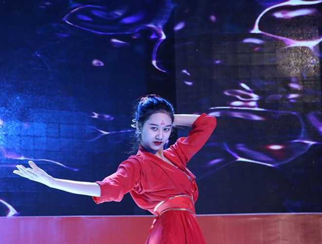 SBD 770 Phan Thị Hoài Thương – Khoa giáo dục mầm non, Đại học Sư Phạm TPHCM với tiết mục múa Trung Quốc hiện đại. Đến từ đồng nai, sở thích du lịch và đi nhiều nơi để học tập được những văn hóa và kiến thức....