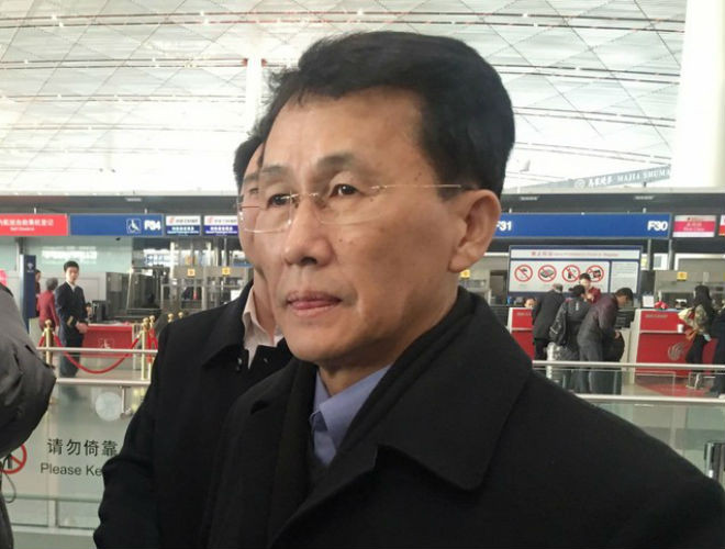 Ông Choe Kang II, Phó cục trưởng phụ trách vấn đề Bắc Mỹ thuộc bộ ngoại giao Triều Tiên, tại sân bay quốc tế Bắc Kinh