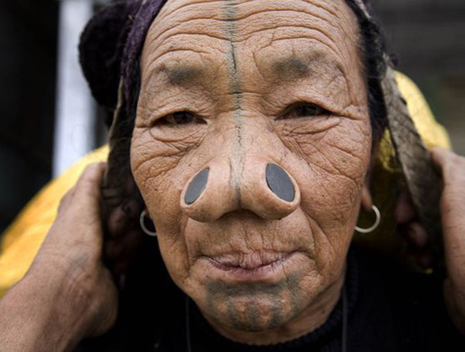 Những người Apatani cho rằng, việc nhét đồng xu vào mũi như thế sẽ tránh được việc bị đàn ông các bộ tộc khác bắt cóc về làm vợ nhờ vẻ ngoài xấu xí