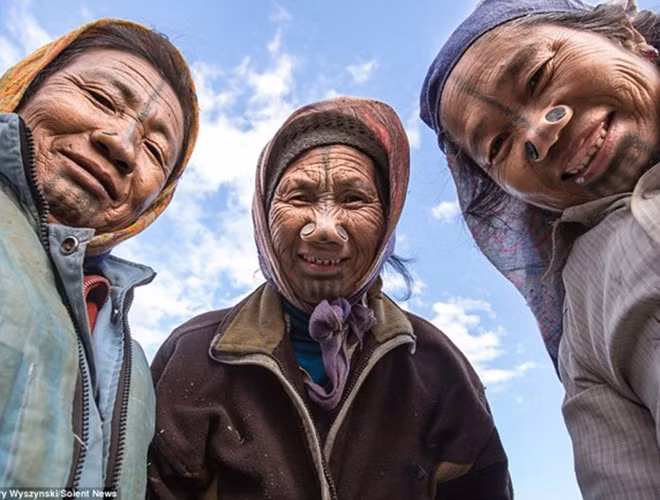 Với phong tục kỳ lạ và thú vị này, bộ tộc Apatani đã khiến cho nhiều du khách ghé thăm, từ đó kinh tế của họ cũng được cải thiện rất nhiều nhờ phát triển du lịch