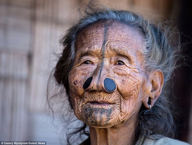 Tuy nhiên, các trưởng lão trong bộ tộc cho rằng nhan sắc của phụ nữ phụ thuộc vào kích thước đồng xu gắn trên lỗ mũi, càng to thì cô gái càng được coi là đẹp