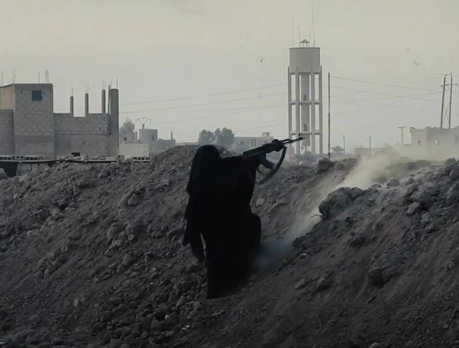 Phụ nữ và trẻ em được IS huy động để tấn công, thường là người thân của các tay súng còn lại trong căn cứ cuối cùng Phụ nữ và trẻ em được IS huy động để tấn công, thường là người thân của các tay súng còn lại trong căn cứ cuối cùng