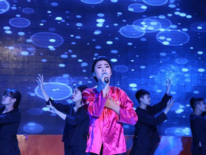 SBD 815 Dương Nữ Anh Thy – Đại học Văn Hiến với tiết mục hát về mẹ, chất giọng truyền cảm bạn đã thể hiện rất thành công tiết mục của mình. Sở thích du lịch, năng khiếu là hát và diễn xuất