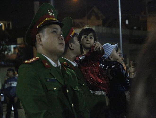 Hình ảnh chiến sĩ công an đang làm nhiệm vụ tại điểm bắn pháo hoa huyện Mỹ Đức – Hà Nội nhưng không quên cùng con gái đáng yêu chào đón năm mới Canh Tý 2020 Hình ảnh chiến sĩ công an đang làm nhiệm vụ tại điểm bắn pháo hoa huyện Mỹ Đức – Hà Nội nhưng không quên cùng con gái đáng yêu chào đón năm mới Canh Tý 2020