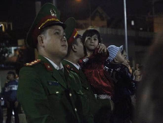 Hình ảnh chiến sĩ công an đang làm nhiệm vụ tại điểm bắn pháo hoa huyện Mỹ Đức – Hà Nội nhưng không quên cùng con gái đáng yêu chào đón năm mới Canh Tý 2020