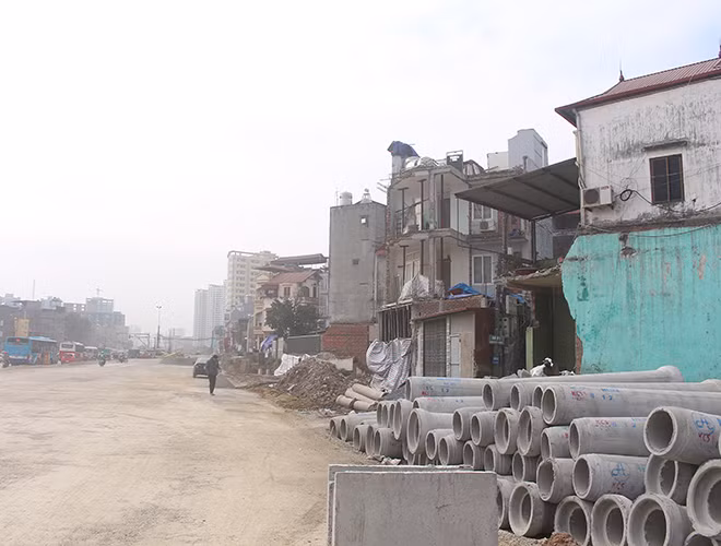 Dự án đầu tư mở rộng đường vành đai 3 đoạn Mai Dịch - cầu Thăng Long (đường Phạm Văn Đồng, Hà Nội) đang được triển khai. Sau khi giải phóng mặt bằng để phục vụ dự án, các ô đất khu vực này bị biến dạng, không còn vuông vắn.