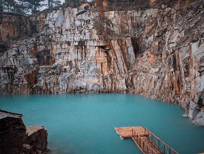 "Tuyệt tình cốc" của Đà Lạt thực chất là một mỏ đá hoa cương bị bỏ hoang nằm ở thôn Suối Cạn, xã Lát, huyện Lạc Dương, tỉnh Lâm Đồng.