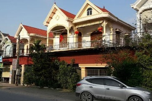 Hai bên đường vào trung tâm xã Diễn Tháp là những dãy nhà biệt thự liền kề nhau Hai bên đường vào trung tâm xã Diễn Tháp là những dãy nhà biệt thự liền kề nhau