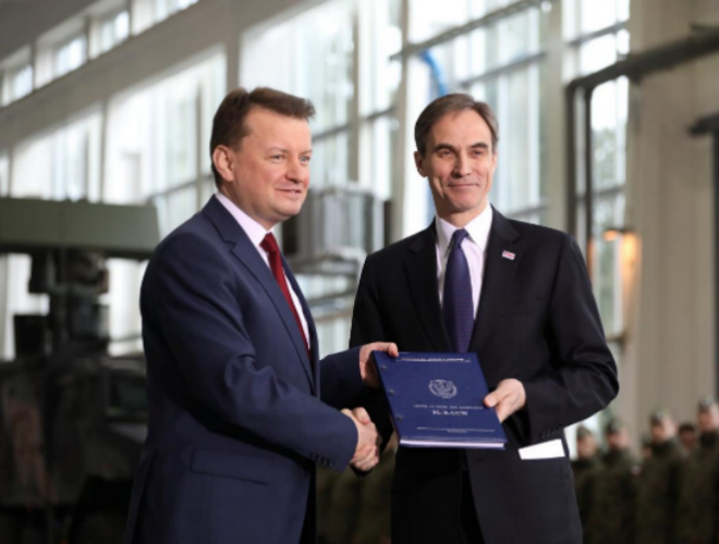 Bộ trưởng Quốc phòng Phần Lan Mariusz Blaszczak và Đại sứ Mỹ tại Phần Lan Paul W.Jones tham dự buổi ký kết tại Warsaw