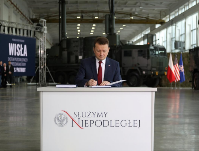 Bộ trưởng Quốc phòng Mariusz Blaszczak tham gia buổi ký kết