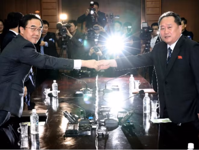 Ông Cho Myong-gyon(phải), Bộ trưởng Bộ Thống nhất Hàn Quốc và người đồng cấp ông Ri Son Gwon tại làng đình chiến Panmunjom, Triều Tiên.