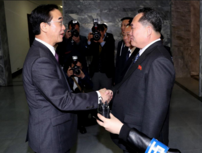 Ông Myong-gyon(phải) được ông Ri Son Gwon chào mừng đến với làng đình chiến Panmunjom, Triều Tiên