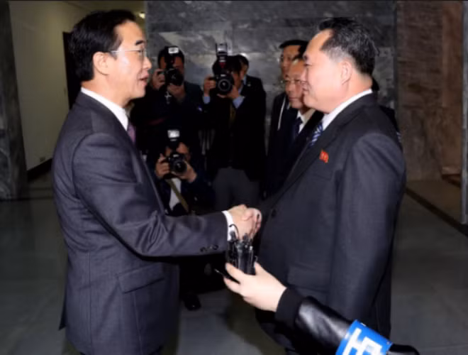 Ông Myong-gyon(phải) được ông Ri Son Gwon chào mừng đến với làng đình chiến Panmunjom, Triều Tiên