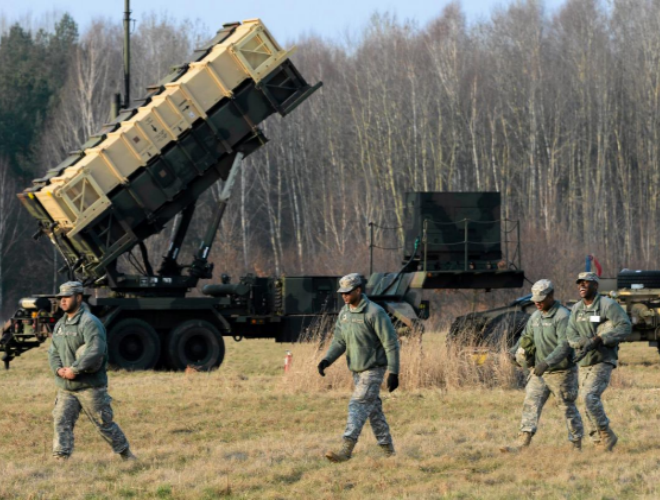 Lính Mỹ đi cạnh hệ thống tên lửa "Người yêu nước" tại căn cứ gần Warsaw (21 tháng 3 năm 2015)