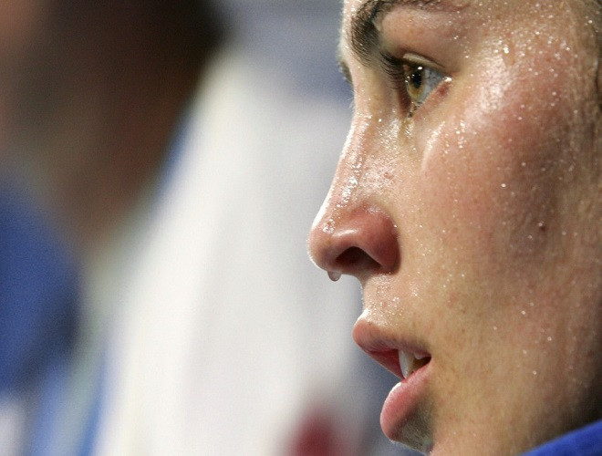 Thông thường, sau khi vận động mạnh hoặc tập thể dục, nhiệt độ cơ thể sẽ tăng lên, mồ hôi thoát ra nhiều hơn. Khi cơ thể ra nhiều mồ hôi, lỗ chân cũng mở rộng hơn. Nếu tắm vào lúc này, nước hoặc hơi nước sẽ ngấm qua lỗ chân lông vào da và trong cơ thể làm cho bạn dễ bị nhiễm lạnh, dẫn đến ho, sốt hoặc có nguy cơ viêm phổi