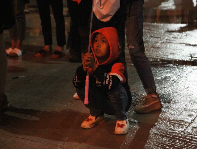 Sự ngây thơ, đáng yêu, thấp thoáng đâu đó là vẻ bất ngờ của các em khi xem pháo hoa Sự ngây thơ, đáng yêu, thấp thoáng đâu đó là vẻ bất ngờ của các em khi xem pháo hoa