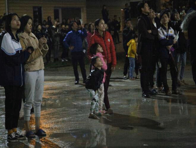 Các tư thế hài hước, vui nhộn của các bạn nhỏ khi đứng xem pháo hoa Các tư thế hài hước, vui nhộn của các bạn nhỏ khi đứng xem pháo hoa