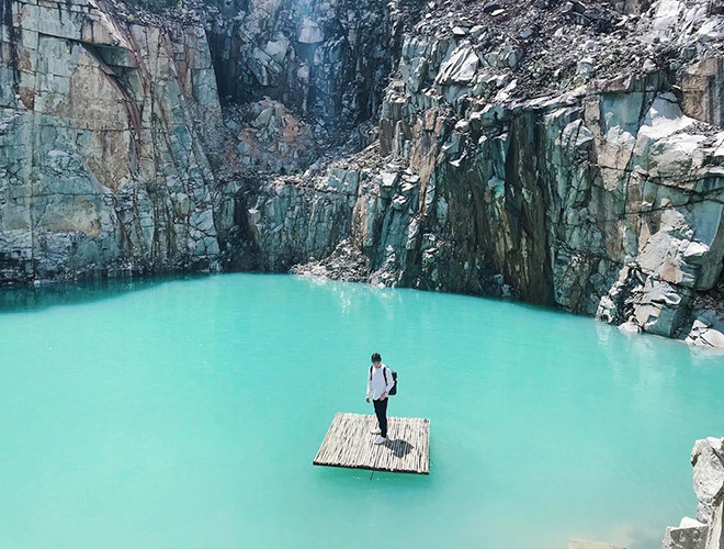 Sau thời gian không khai thác, cùng với mưa và các mạch nước ngầm đã tạo nên một hồ nước có màu xanh ngọc bích.