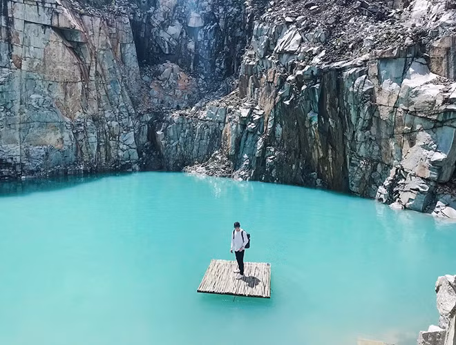 Sau thời gian không khai thác, cùng với mưa và các mạch nước ngầm đã tạo nên một hồ nước có màu xanh ngọc bích.