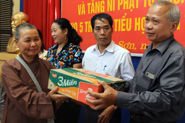 Báo ANTĐ cùng các nhà hảo tâm mang hơi ấm đến vùng cao Sơn La ảnh 7