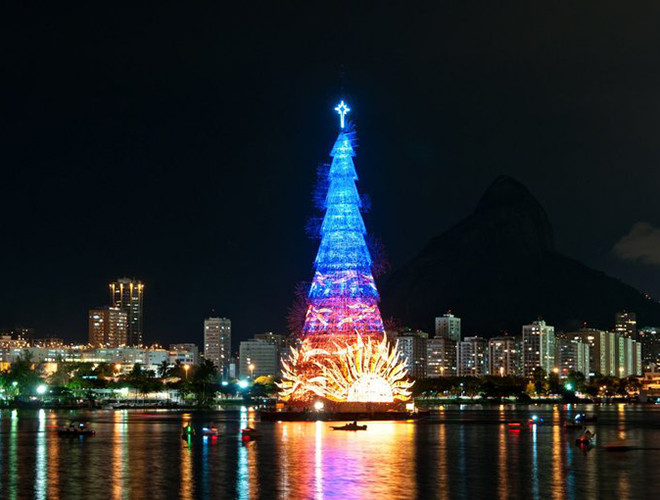 Cây thông Noel trên mặt nước lớn nhất thế giới ở Rio de Janeiro: Đây là một tác phẩm đặc biệt với chiều cao 85m, nặng 542 tấn, được chiếu sáng bởi hơn 3.300.000 đèn. Được thắp sáng lần đầu vào năm 1996, cây thông đã trở thành biểu tượng Giáng sinh của thành phố lễ hội Rio de Janeiro Cây thông Noel trên mặt nước lớn nhất thế giới ở Rio de Janeiro: Đây là một tác phẩm đặc biệt với chiều cao 85m, nặng 542 tấn, được chiếu sáng bởi hơn 3.300.000 đèn. Được thắp sáng lần đầu vào năm 1996, cây thông đã trở thành biểu tượng Giáng sinh của thành phố lễ hội Rio de Janeiro