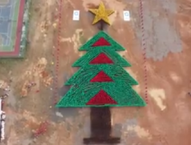 Cây thông Giáng sinh lớn nhất trên thế giới được xếp bằng người tại Ấn Độ: Khác với những cây thông Giáng Sinh tự nhiên hay là nhân tạo khổng lồ được nói ở phía trên, điều đặt biệt ở đây là nó được xếp bởi 4,030 người dân Chengannur ở Kerala, Ấn Độ. Vào tháng 12 năm 2015, website của kỷ lục Guinness thế giới đã xác nhận đây là Cây thông Giáng sinh lớn nhất trên thế giới được xếp bằng người Cây thông Giáng sinh lớn nhất trên thế giới được xếp bằng người tại Ấn Độ: Khác với những cây thông Giáng Sinh tự nhiên hay là nhân tạo khổng lồ được nói ở phía trên, điều đặt biệt ở đây là nó được xếp bởi 4,030 người dân Chengannur ở Kerala, Ấn Độ. Vào tháng 12 năm 2015, website của kỷ lục Guinness thế giới đã xác nhận đây là Cây thông Giáng sinh lớn nhất trên thế giới được xếp bằng người