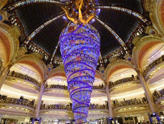 Cây thông lộn ngược ở thủ đô Paris, Pháp: Galeries Lafayette là một siêu thị lớn chủ yếu về thời trang, nằm trên đại lộ Haussmann với phần trang trí rất ấn tượng cho cây thông noel, khá thú vị khi nhìn cây thông trở nên lộn ngược Cây thông lộn ngược ở thủ đô Paris, Pháp: Galeries Lafayette là một siêu thị lớn chủ yếu về thời trang, nằm trên đại lộ Haussmann với phần trang trí rất ấn tượng cho cây thông noel, khá thú vị khi nhìn cây thông trở nên lộn ngược