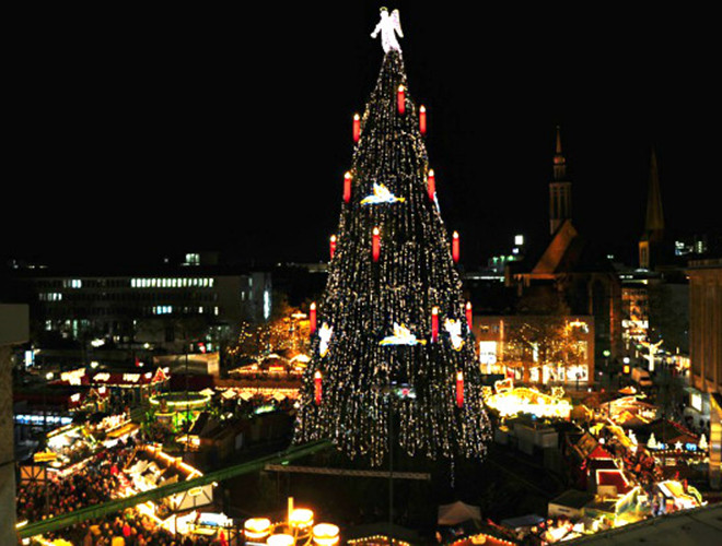 Cây thông Giáng sinh tự nhiên lớn nhất thế giới ở Đức: Với chiều cao 45m, cây thông tại thành phố Dortmund, Đức được xem là cây Noel tự nhiên lớn nhất thế giới. Nó đặc biệt ấn tượng với vẻ đẹp tự nhiên, được trang trí bằng 1.700 48.000 chiếc đèn và một thiên thần khổng lồ có trọng lượng 90kg Cây thông Giáng sinh tự nhiên lớn nhất thế giới ở Đức: Với chiều cao 45m, cây thông tại thành phố Dortmund, Đức được xem là cây Noel tự nhiên lớn nhất thế giới. Nó đặc biệt ấn tượng với vẻ đẹp tự nhiên, được trang trí bằng 1.700 48.000 chiếc đèn và một thiên thần khổng lồ có trọng lượng 90kg